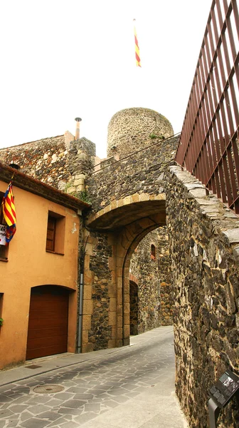 Arco de entrada al castillo de Hostalric — Foto de Stock