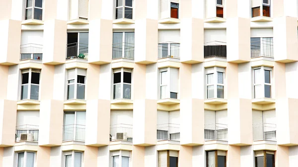 Vor Fenstern und Balkon — Stockfoto
