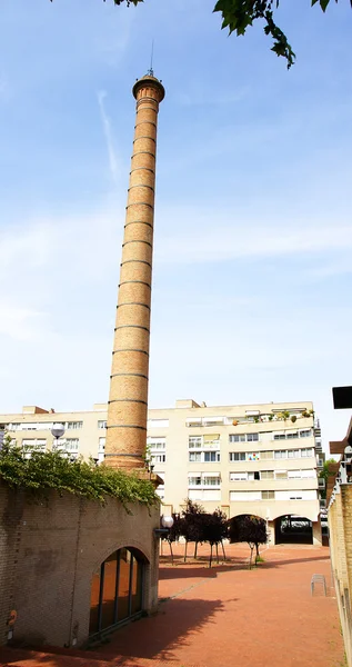 Ancienne cheminée industrielle dans un parc — Photo
