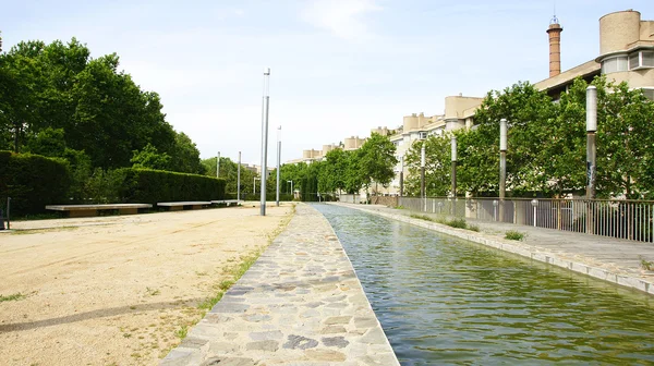 Water kanaal in een park — Stockfoto