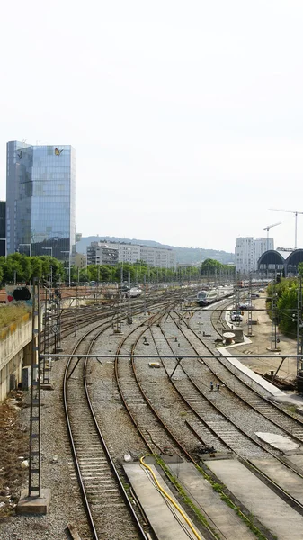 Järnväg ruttar på tillträdeet av stationen — Stockfoto