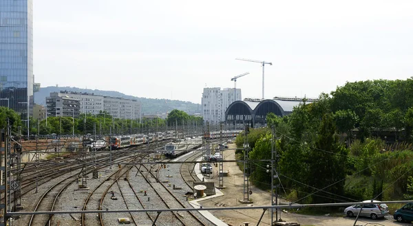 Routes ferroviaires à l'entrée de la gare — Photo