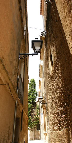 Narrow alley of El Arbós — Stock fotografie