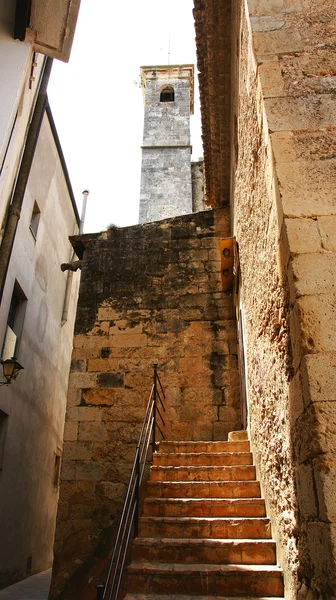 Alley with belfry to the fund of El Arbós — Stockfoto