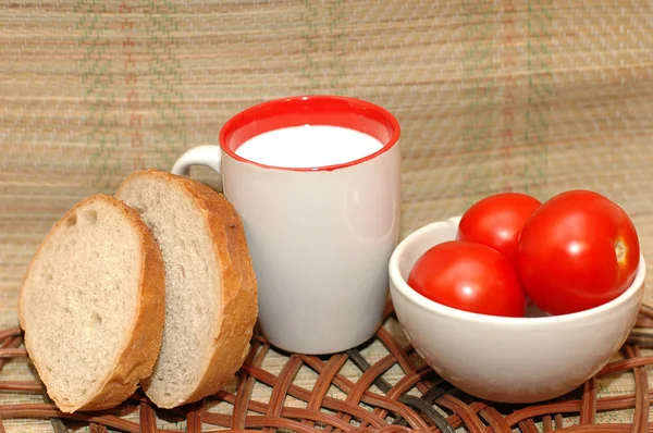 ekmek, süt ve domates