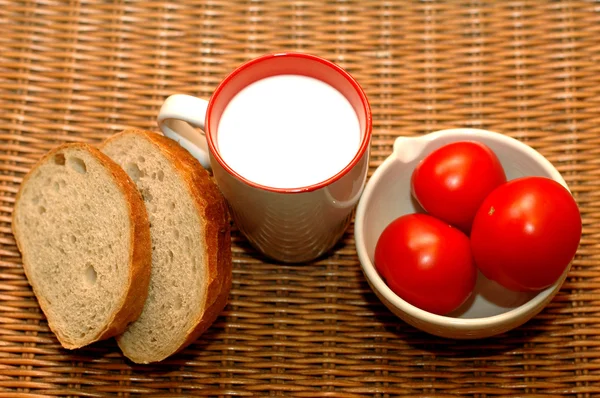 ekmek, süt ve domates