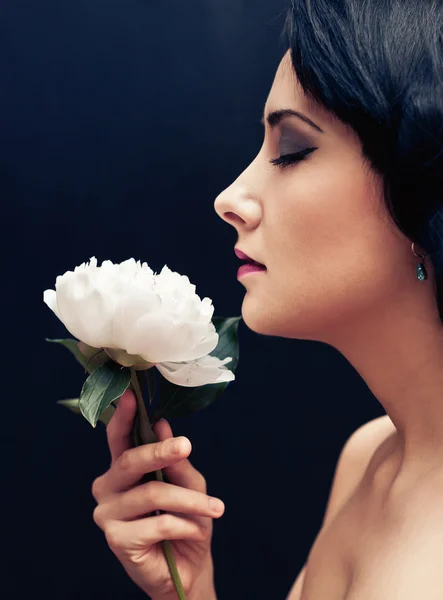 Женщина с цветочком — стоковое фото