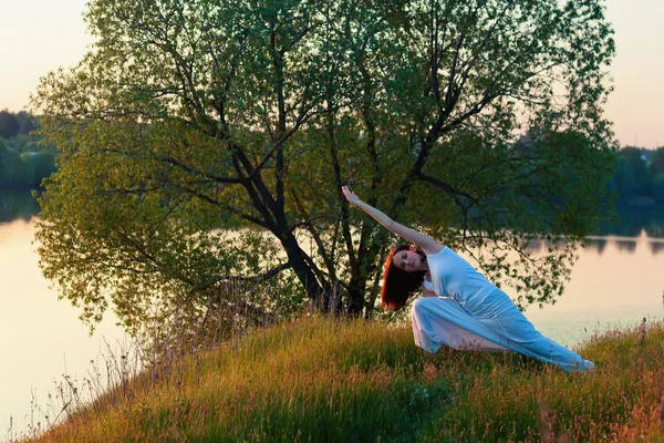 Femme faisant du yoga — Photo