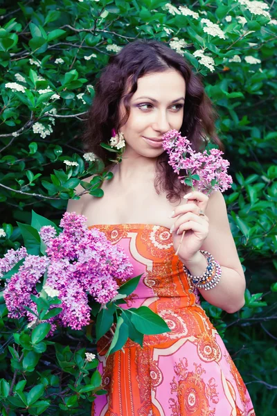 Donna con fiori lilla — Foto Stock