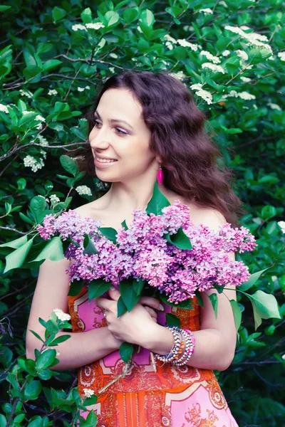 Eflatun çiçekli kadın — Stok fotoğraf