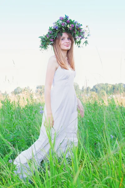 Vrouw met een bloemen krans — Stockfoto