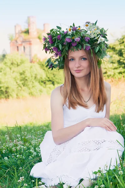 Mujer con una corona floral —  Fotos de Stock