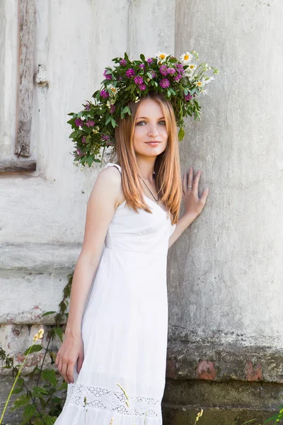 Žena s květinovým věncem — Stock fotografie