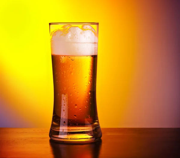Glas erfrischendes Bier — Stockfoto