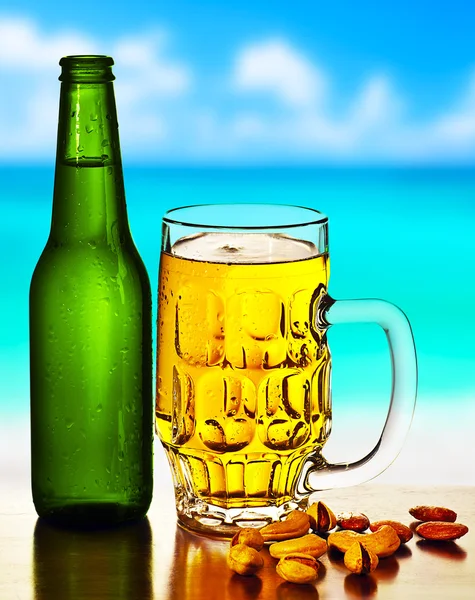 Kall öl på stranden — Stockfoto