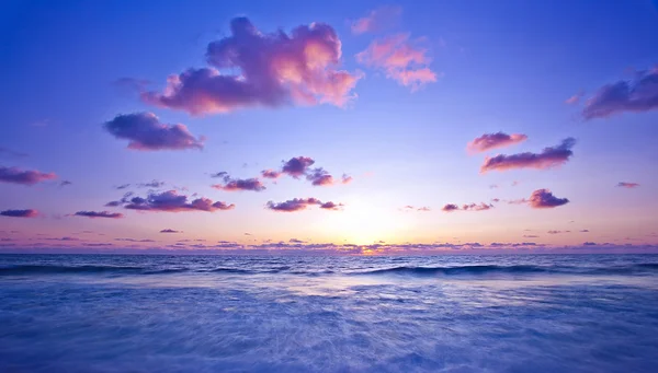Rosa Sonnenuntergang am Strand — Stockfoto