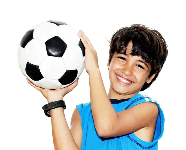Симпатичный мальчик играет в футбол — стоковое фото