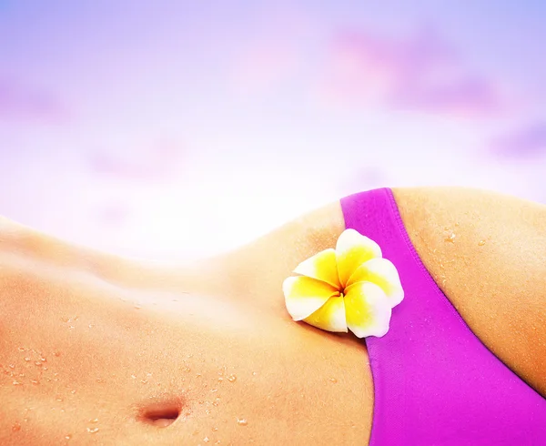 Mulher sexy sobre o pôr do sol da praia rosa — Fotografia de Stock