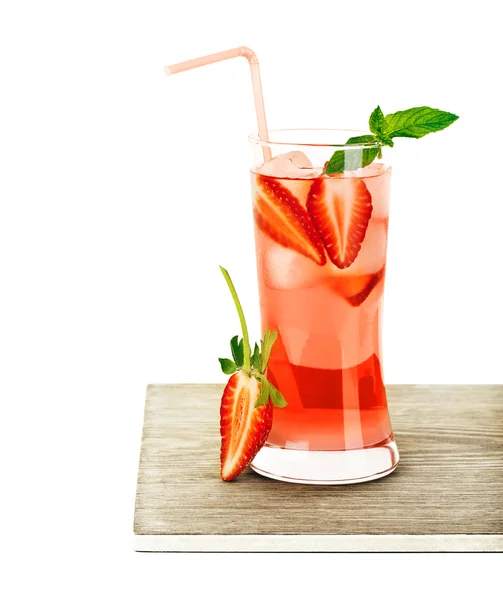 Červený ovocný jahodový koktejl — Stock fotografie