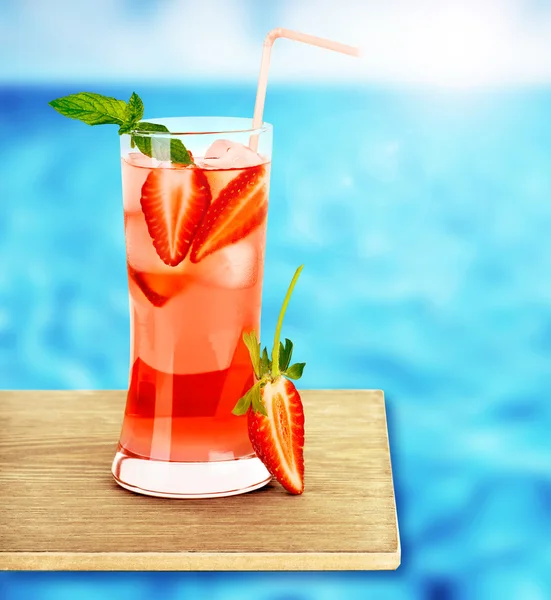 Φράουλα χυμό δίπλα στην πισίνα — Φωτογραφία Αρχείου