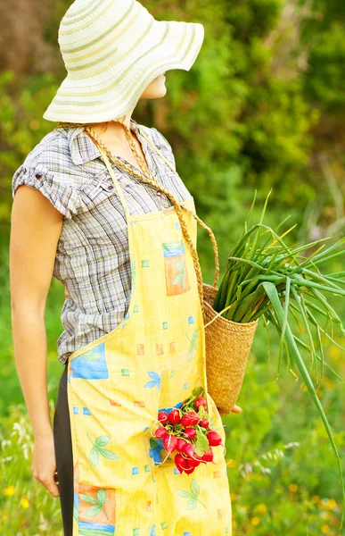 Mulher feliz jardineiro trabalhando — Fotografia de Stock