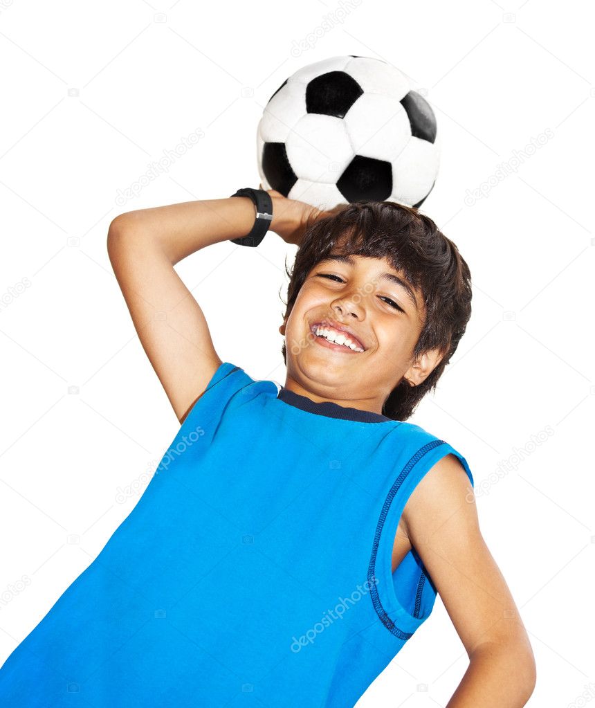 Menino jogando futebol. menino segurando bola