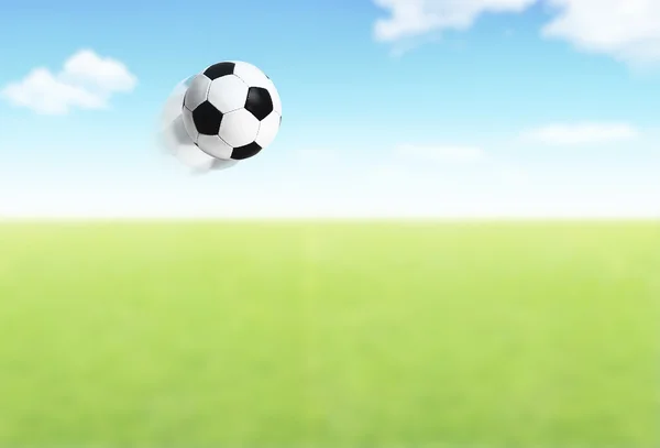 Ballon de football survolant le terrain — Photo