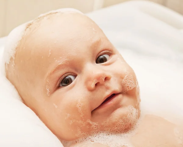 Petit bébé qui prend son bain — Photo