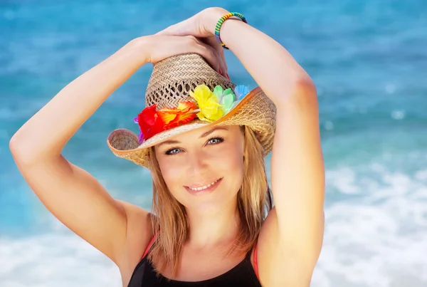 Joyeux jeune femme sur la plage — Photo