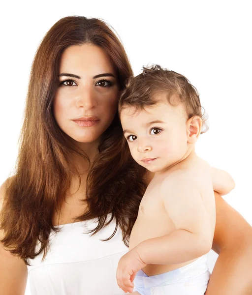 Мать держит на руках маленького мальчика — стоковое фото