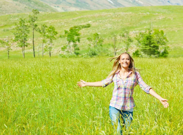 Молодая счастливая женщина ходит по пшеничному полю — стоковое фото
