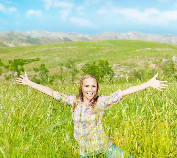 Счастливая симпатичная девушка на пшеничном поле — стоковое фото
