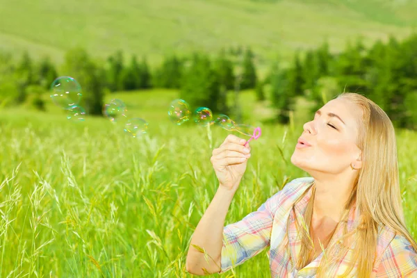 Menina bonito soprando bolhas ao ar livre — Fotografia de Stock