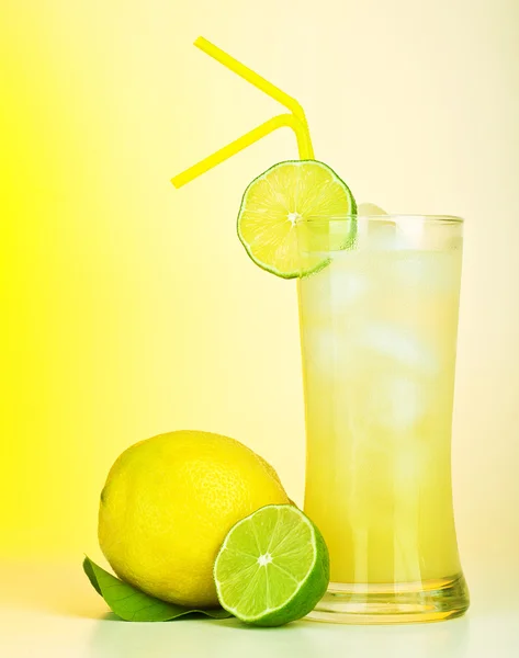 新鮮なレモン ジュース — ストック写真