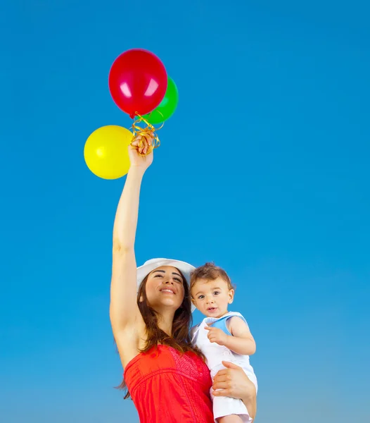 Счастливая семья с воздушными шарами — стоковое фото