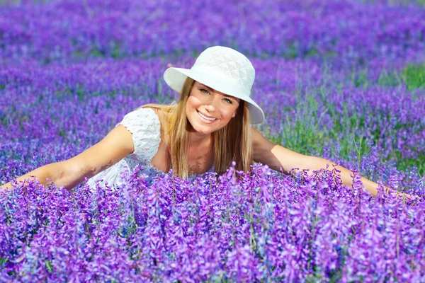Vacker kvinna på lavendel fält — Stockfoto