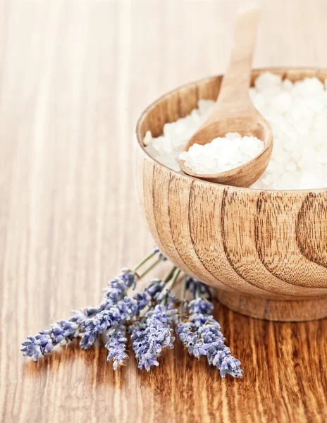 Färsk lavendel blommor och trä skål med salt på bordet — Stockfoto