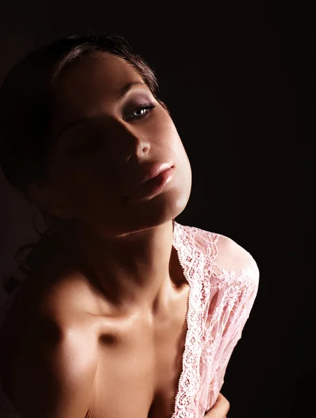 Retrato sensual de menina bonita sobre fundo escuro — Fotografia de Stock