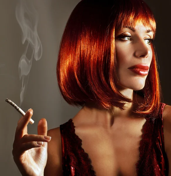 Ritratto da vicino di lusso di ragazza attraente con sigaretta — Foto Stock