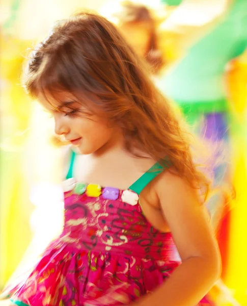 Mooi meisje dansen over kleurrijke achtergrond — Stockfoto