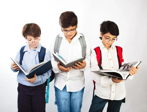 Trzech chłopców inteligentne czytać książki — Zdjęcie stockowe