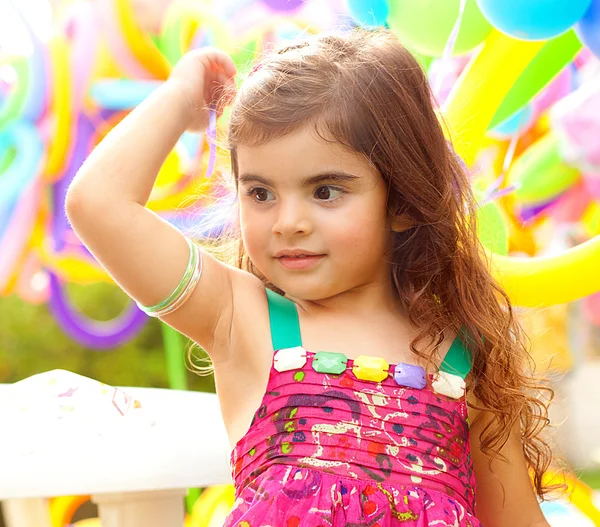 Крупним планом портрет грайливої солодкої маленької дівчинки — стокове фото
