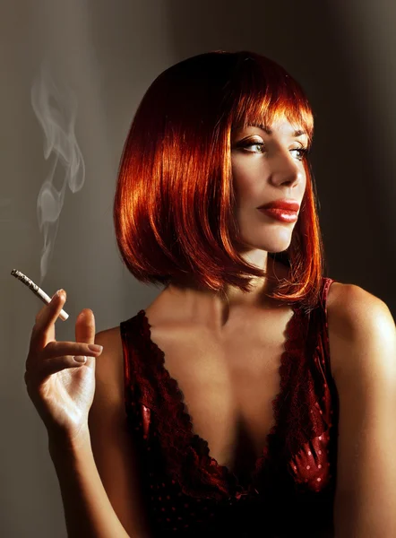 아름 다운 여자 연기 담배 — 스톡 사진