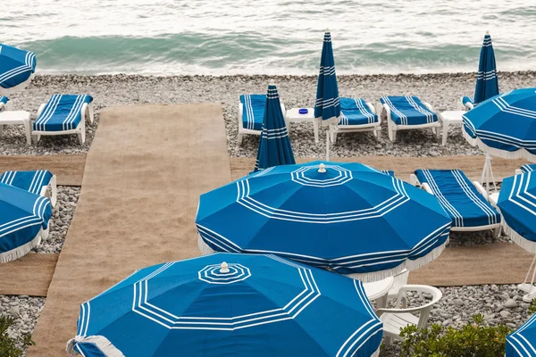 Зонты на побережье Франции — стоковое фото