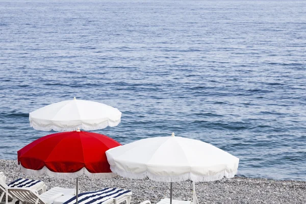 Пляжные зонтики — стоковое фото