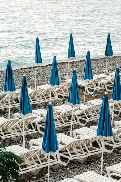 Зонты на побережье Франции — стоковое фото