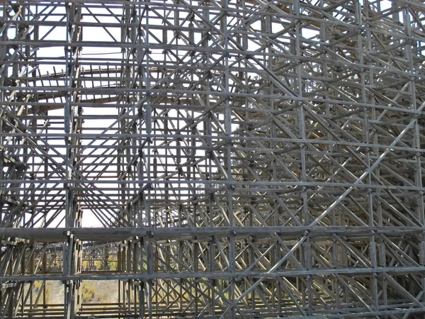 Struktura obsługuje i drewniany roller coaster — Zdjęcie stockowe