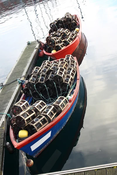 Vissersboten aangemeerd in de haven — Stockfoto