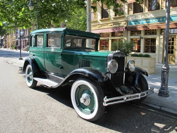Oude vintage auto typisch van de VS. — Stockfoto
