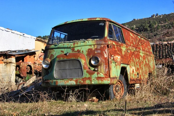 Starý zelený van opuštěný starý rezavý — Stock fotografie